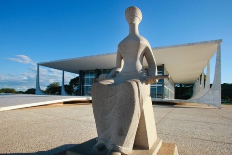 STF suspende julgamento sobre responsabilização de redes por postagens