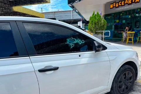 Bebê de 8 meses morre baleado em ataque a carro da família em Jaboatão dos Guararapes