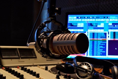 Rádios públicas dos EUA processam governo Trump.